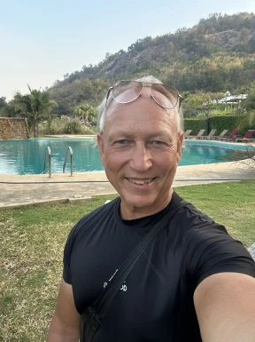 <span>Andy, 54</span>&nbsp;<span style='width: 25px; height: 16px; float: right; background-image: url(/bitmaps/flags_small/DE.PNG)'>&nbsp;</span><br><span>Cologne, Germany</span>&nbsp;<input type='button' class='joinbtn' style='float: right' value='JOIN NOW' />