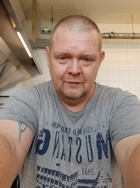 <span>Andreas, 51</span>&nbsp;<span style='width: 25px; height: 16px; float: right; background-image: url(/bitmaps/flags_small/DE.PNG)'>&nbsp;</span><br><span>Munich, Alemania</span>&nbsp;<input type='button' class='joinbtn' style='float: right' value='JOIN NOW' />