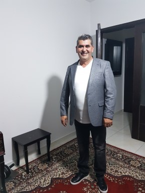 <span>Emad, 48</span> <span style='width: 25px; height: 16px; float: right; background-image: url(/bitmaps/flags_small/LB.PNG)'> </span><br><span>Saadiat, Lebanon</span> <input type='button' class='joinbtn' style='float: right' value='JOIN NOW' />