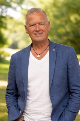 <span>Andreas, 59</span>&nbsp;<span style='width: 25px; height: 16px; float: right; background-image: url(/bitmaps/flags_small/DE.PNG)'>&nbsp;</span><br><span>Ingolstadt, Germany</span>&nbsp;<input type='button' class='joinbtn' style='float: right' value='JOIN NOW' />