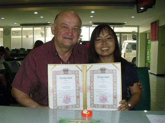 Guten Tag wertes Thakisses Team,<br><br>Ich habe vor zweieinhalb Jahren auf eurer Seite eine wunderbare Frau kennengelernt.<br><br>Am 6. Juni 2014 haben wir in Bangkok geheiratet.<br><br>Anbei ein Foto...